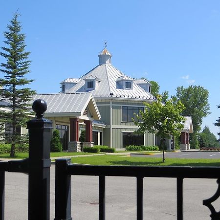 Hotel St-Bernard Saint-Bernard-de-Lacolle Exterior photo