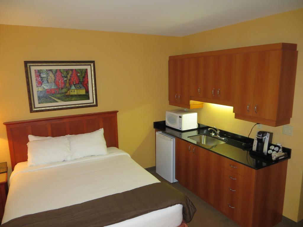 Hotel St-Bernard Saint-Bernard-de-Lacolle Room photo