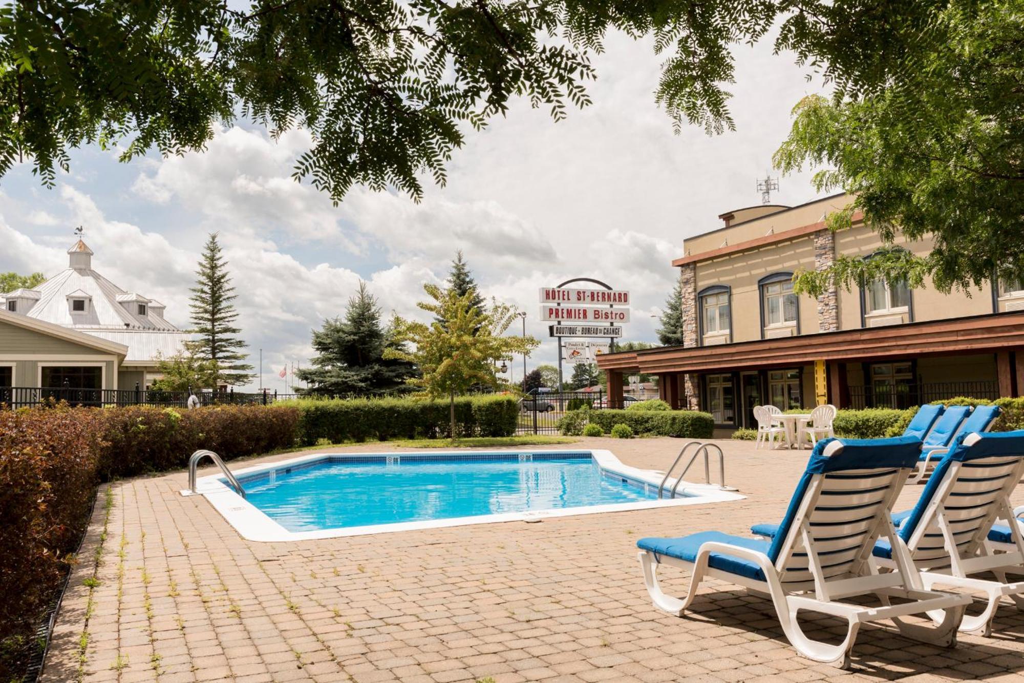 Hotel St-Bernard Saint-Bernard-de-Lacolle Exterior photo