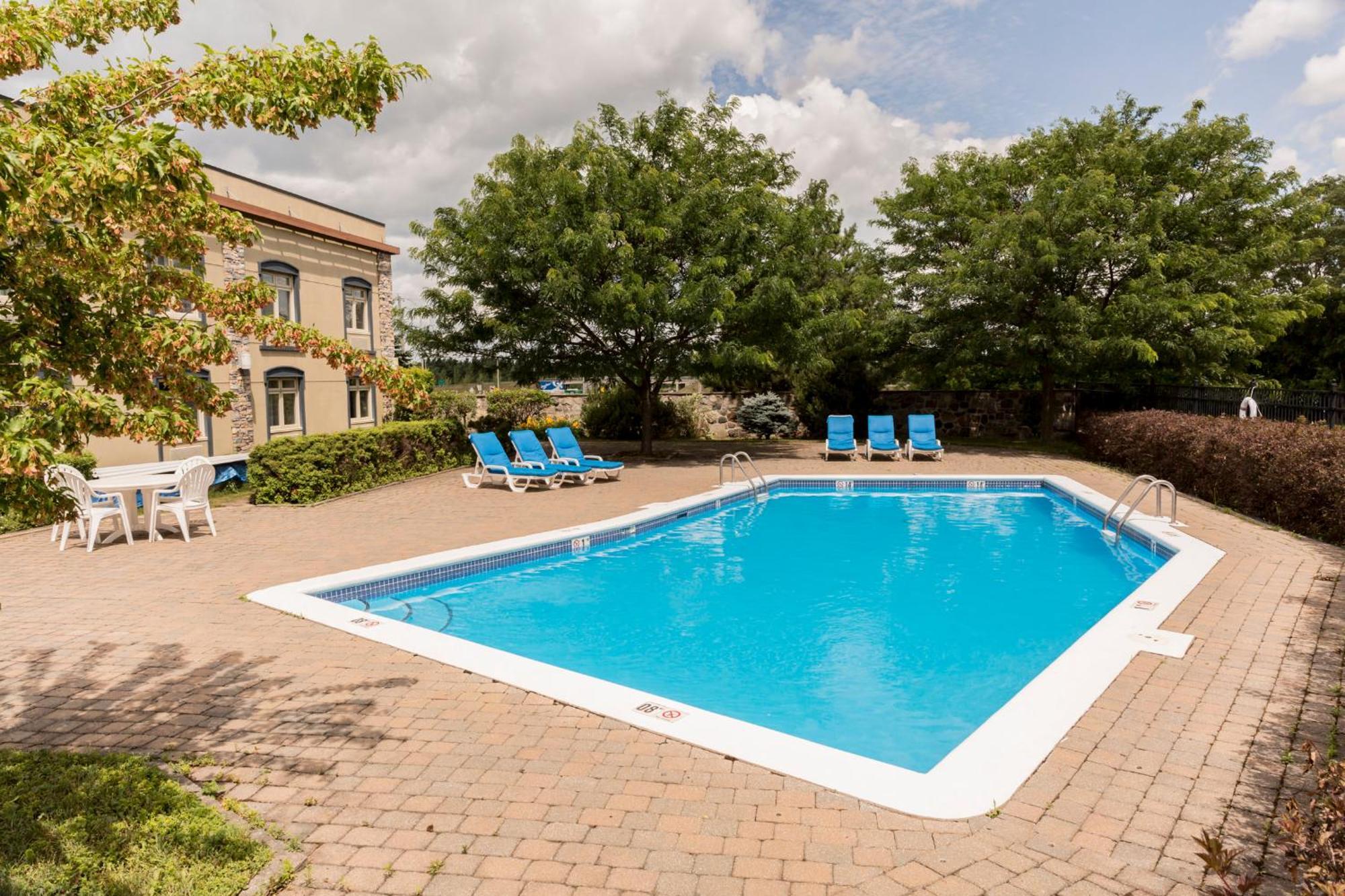 Hotel St-Bernard Saint-Bernard-de-Lacolle Exterior photo