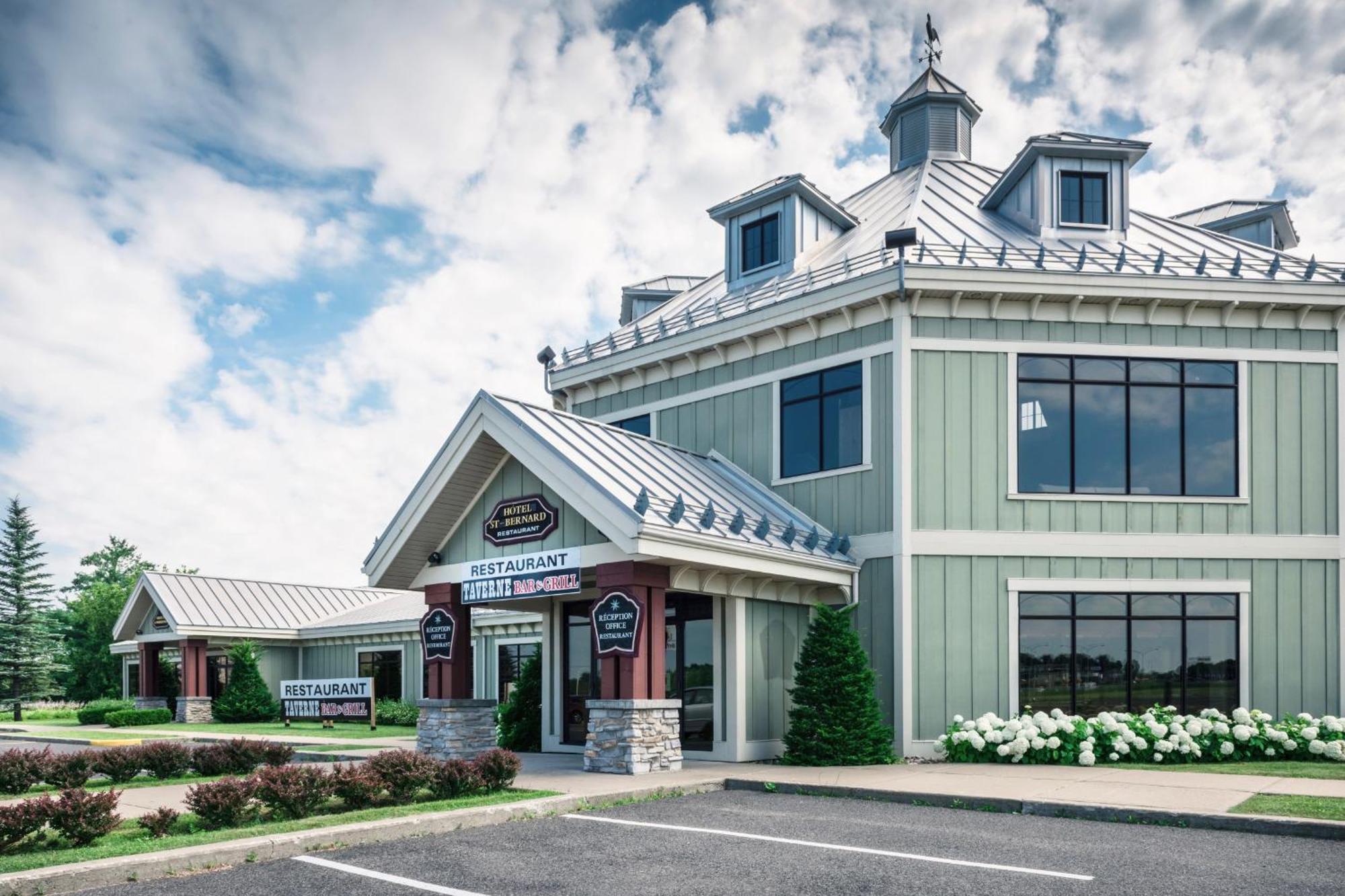 Hotel St-Bernard Saint-Bernard-de-Lacolle Exterior photo