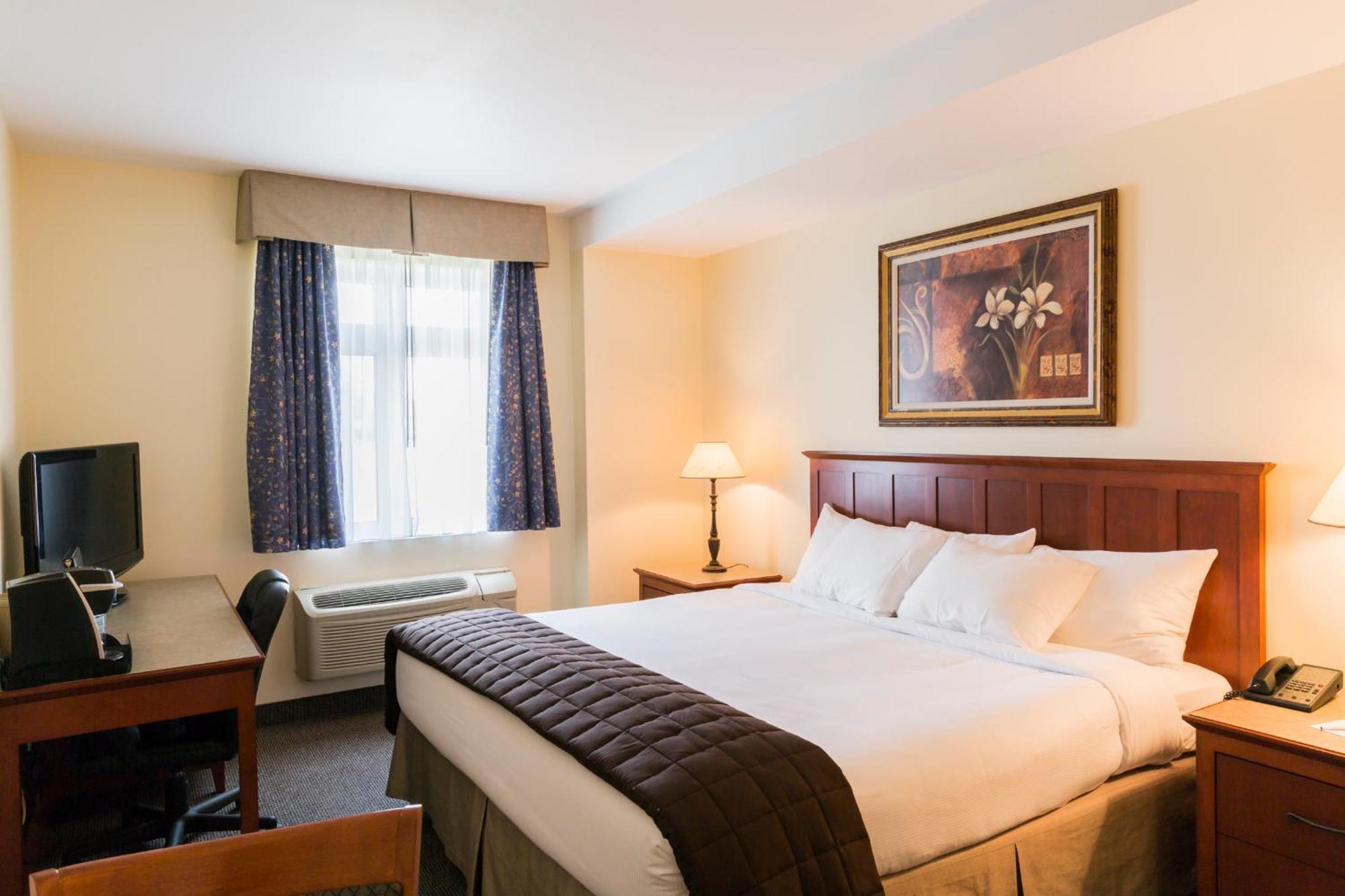 Hotel St-Bernard Saint-Bernard-de-Lacolle Exterior photo