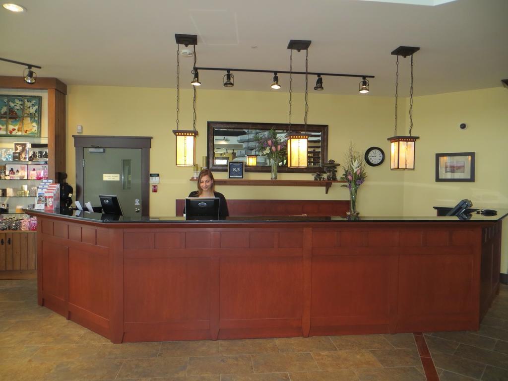 Hotel St-Bernard Saint-Bernard-de-Lacolle Exterior photo