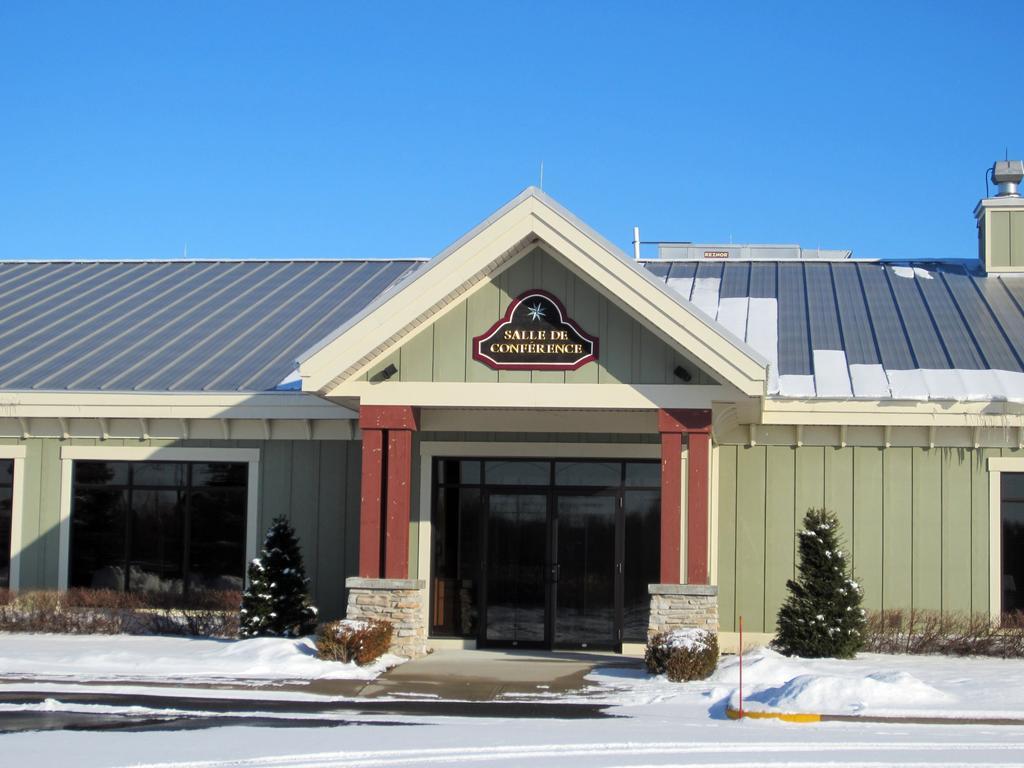 Hotel St-Bernard Saint-Bernard-de-Lacolle Exterior photo